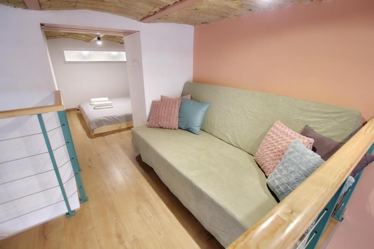 Awesome Downtown W Balcony & Free Private Parking Апартаменти